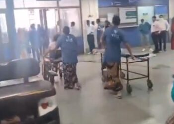 Tragjedia në Indi/ Mjekë dhe infermierë në nxitim, me barrela dhe sirena ambulancash drejt vendngjarjes për të shpëtuar jetë (VIDEO)
