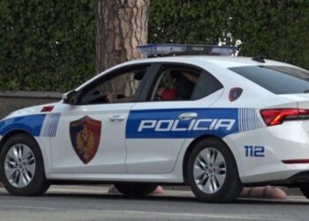 Po kryente manovra të rrezikshme me makinë në kryeqytet, 39-vjeçari përplas 5 këmbësorë në trotuar! Shpallet në kërkim