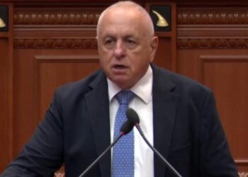 Kuvend/ Shehu ngatërrohet me fjalët e tij: Parlamenti të bëjë pushime…! Spiropali e ironizon për lapsusin