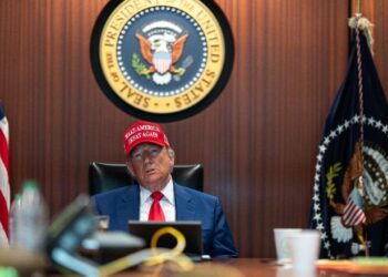 Fotot historike: Me kapele në kokë Trump ndjek sulmin amerikan ndaj Iranit