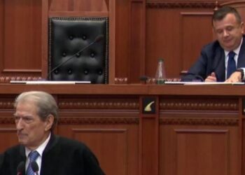 Vijojnë replikat në Kuvend/ Berisha i përgjigjet Ballës: Je ministri i Suel Çelës, të mbron Altin Troplini