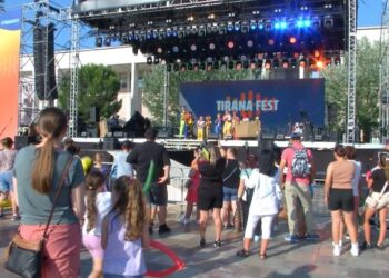 ‘Tirana Fest’ ndez atmosferën në zemër të kryeqytetit, koncerte dhe sporte ekstreme te ‘Sheshi ‘Skenderbej’! Artistë nga vendi dhe bota