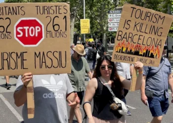 “Shporruni në shtëpitë tuaja!” Banorët e Barcelonës në protestë kundër turizmit të tepruar