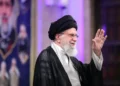 Khamenei, sekrete dhe një grusht i hekurt: Ja si e ka mbajtur pushtetin trashëgimtari i Khomeinit për 30 vjet në Iran