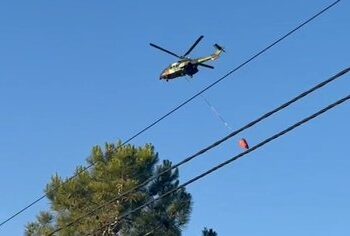 VIDEO / Digjen 10 hektarë pyje në Fier! Ndërhyrje nga ajri me helikopterin Cougar