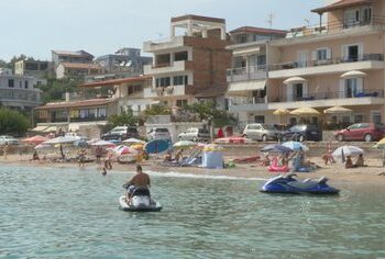 Motorët e ujit “kërcënim” për pushuesit, ekspertët: Kontrollet të jenë edhe nga ajri, test droge dhe alkooli