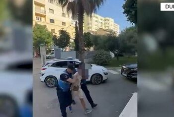 VIDEO / Rrahu shoferin dhe i mori çantën me para, pranga 38-vjeçarit në Durrës