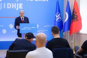 Berisha vijon të mos pranojë humbjen në zgjedhje: Punonjësit e shtetit iu mblodhën kartat qytetarëve