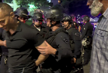 Protestat në Los Anxhelos, momenti kur arrestohet gazetari i CNN (Video)