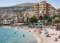 “Albania is calling”/ Trendi i ri në rrjete sociale, ftesë turistëve për të vizituar Shqipërinë