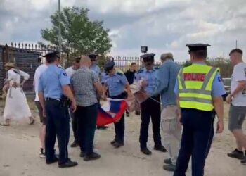 Donin të festonin Betejën e Fushë Kosovës, policia pengon serbët të hyjnë me flamuj në Gazimestan