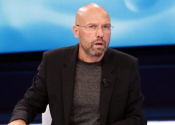 “Pse mo për të hapur kutitë tuaja e mori vulën Berisha?!”, Manjani ironizon kandidatët e PD