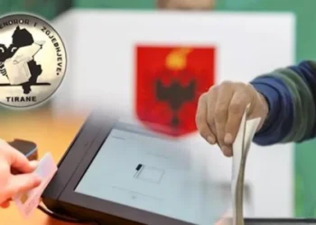 “Çdo zarf është tërhequr me firmë”, KQZ reagon për votën e diaporës: Ja ku e shkeli kontratën kompania postare