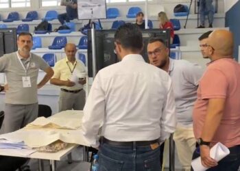 Hapja e kutive në Elbasan, deputeti i zgjedhur i PD: Mungojnë 2 fletë votimi, dolën provat e ‘trenit bullgar’