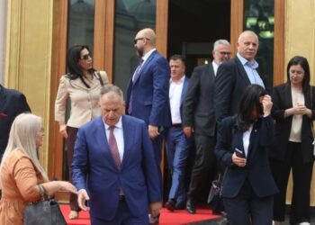 Largohen nga parlamenti në shtator, 82 deputetë do marrin gjysmën e pagës për 3 vite