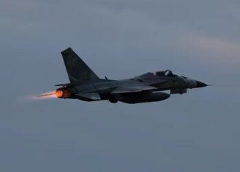 Izraeli sulmon 6 aeroportet e Iranit: Shkatërruam mbi 15 avionë në pistat e tyre