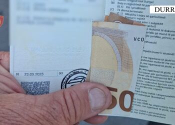 Tentoi të korruptojë policin me 50 euro, arrestohet 20-vjeçari në Durrës