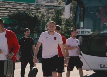 Dueli me Serbinë, kuqezinjtë vijojnë përgatitjet, Manaj stërvitet i veçuar
