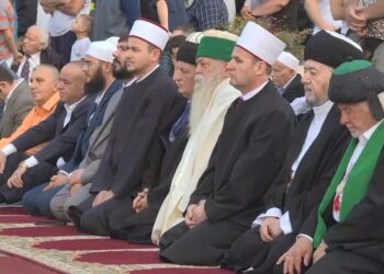Myslimanët shqiptarë falin Kurban Bajramin te ‘Dëshmorët e Kombit’, luten për Gazën