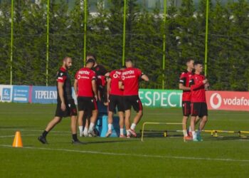 Gati për duelin më Serbinë, kuqezinjtë vijojnë stërvitjen, rikthehet Rei Manaj