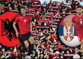 “Hasmi i vjetër nuk bëhet mik i ri”, tifozët kuqezi shpalosin banderolën e madhe te Piramida