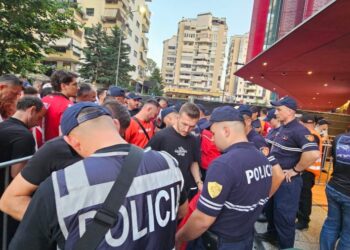 Tre të arrestuar për ndeshjen me Serbinë, mes tyre efektivi që mori para nga dy kosovarë