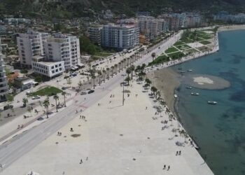 “Paradite në punë, pasdite në plazh”, formula e re për të joshur punonjësit në sektorin e turizmit