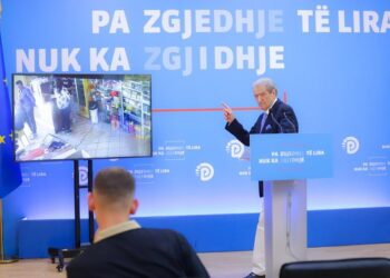 Berisha publikon një video dhe e komenton vetë: Ja si e vulosin fletën. Ja ku e fut, pastaj e nxjerr…
