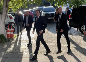 Albin Kurti goditet me vezë në Skënderaj, pezullohen 3 efektivë policie