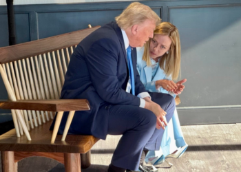 Duke vendosur “fatet e botës” në një stol druri, takimi i veçantë Meloni-Trump