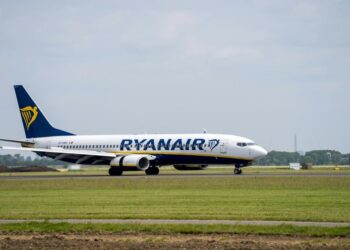 Panik në aeroportin grek, avioni përplaset me një objekt në pistë