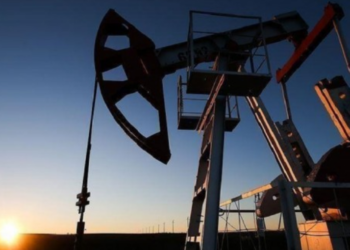 Lufta rrit ndjeshëm çmimin e naftës në tregjet botërore, po reflektohet edhe në Shqipëri