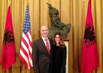 Ndihmoi me Reformën në Drejtësi! Tërhiqet nga posti pas 24 vitesh prokurori shqiptaro-amerikan