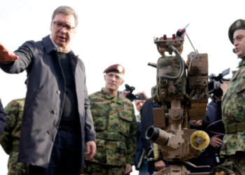 “Po vrisni rusët”, Vuçiç “ha presionin” e Putinit, Serbia ndalon eksportet e armëve