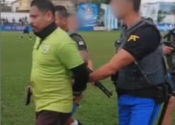 Çudira nga Brazili, arbitrit i vihen pranga në fushë, sapo kishte dhënë një të verdhë