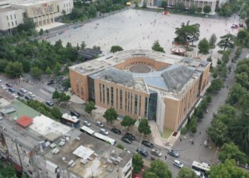 Kur kredia bëhet mënyrë jetese: Ndërtojmë, blejmë, udhëtojmë… me lekë që ende nuk i kemi në xhep