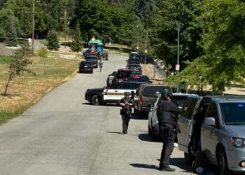 Ndezi zjarri dhe iu zuri pritë me armë zjarrfikësve, viktima dhe të plagosur në SHBA