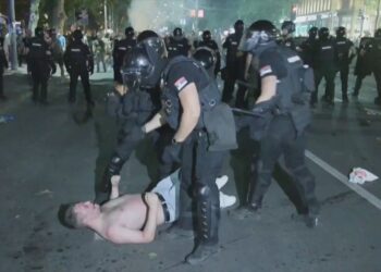 “Nuk përjashtohet përpjekja për nisjen e ndonjë revolucioni”, Rusia ka besim se Vuçiç do t’i shtypë protestat