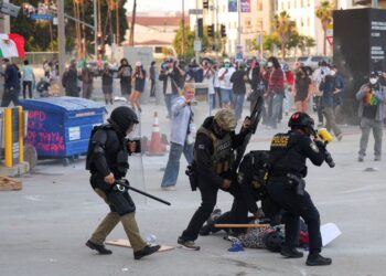 Plumba gome dhe gaz lotsjellës, Los Angeles akuzon Trump për protestat e dhunshme
