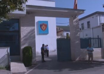 Vodhi çantat e punonjëseve të spitalit, kapet 40-vjeçari
