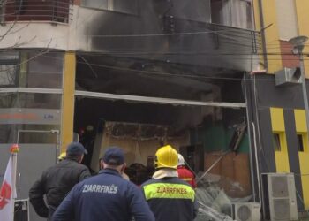 I vuri flakën shtëpisë së një gruaje prej borxheve të të birit, arrestohet 27-vjeçari