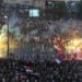 “Nuk ka dorëzim”! Vijojnë protestat në Serbi, flamur me hartën e Kosovës, hiqen barrikadat