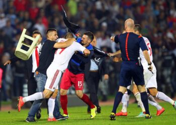 Pamjet e tmerrit në Beograd, si huliganët serbë dhunuan futbollistët e Shqipërisë 11 vite më parë (VIDEO)