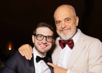 Publikohen fotot / Çfarë ndodhi brenda dasmës së Alex Soros? Djali i Huma Abedin nuk mbajti dot lotët…