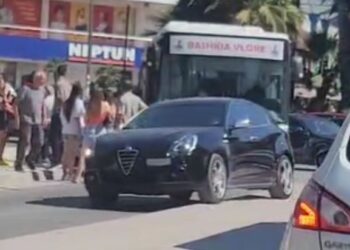 VIDEO / Bllokohet Lungomare, autobusi i linjës urbane përplaset me një veturë