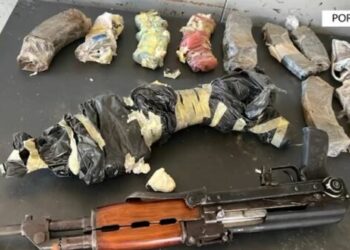Do dërgohej në Kongo, gjendet “Land Roveri” plot armë dhe fishekë në portin e Durrësit, shpallet në kërkim 24-vjeçari