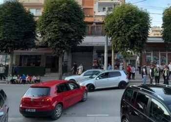Përplasen dy makina në Pogradec, shpëton mrekullisht fëmija