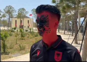 Tifozi me ‘fytyrën flamur’ bën parashikimin: Shqipëri-Serbi 3-1! Detajet kuqezi në veshjen e tij që tërheqin vëmendjen