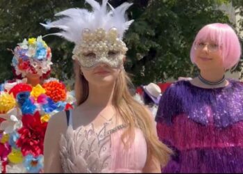 Nis festivali i Karnavaleve në Korçë, qyteti ‘pushtohet’ nga muzika dhe kostumet e larmishme