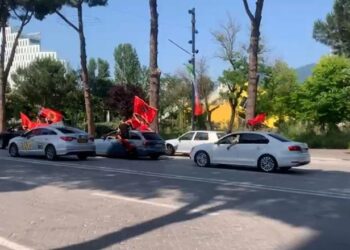 Shqipëri-Serbi/ Autokolonat ‘kuq e zi’ përshkojnë rrugët e Tiranës, tifozët fillojnë të mblidhen 4 orë para ndeshjes